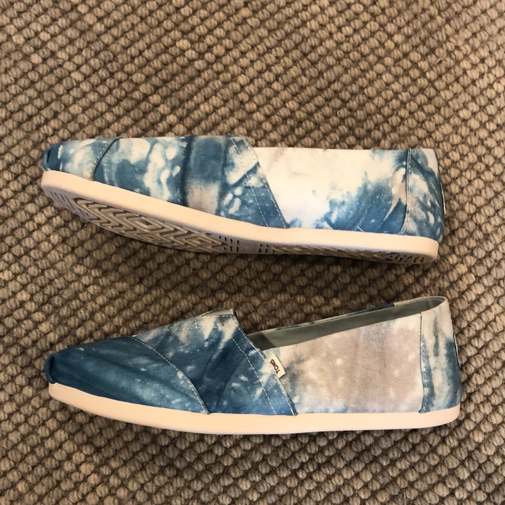 TOMS TIE DYE SHOES - Picture 3 of 7